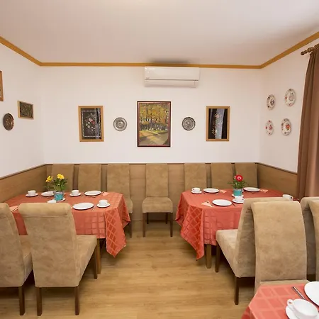 Familia Pensión 4*