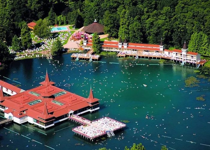 ゲストハウス ファミリア 4*