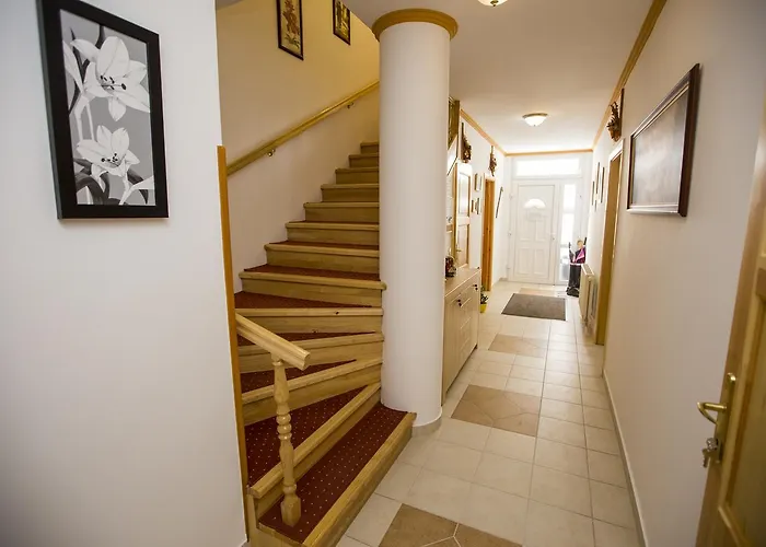 ファミリア ゲストハウス ヘーヴィーズ